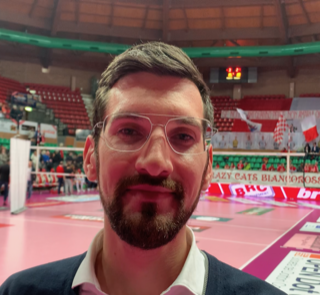 Andrea Massarenti, co-titolare Sames e, sotto, lo stand Sames al palasport