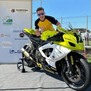 Andrea Montagnana in posa con la sua Suzuki