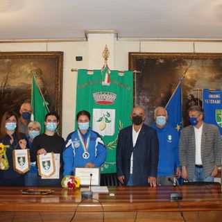 Carlotta Saraccon insieme ai rappresentanti di Comune ed UNVS