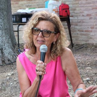 La chef Clelia Vivalda e, sotto, i suoi biscotti