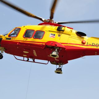 Colpito alla testa da un tronco, ventenne in gravi condizioni