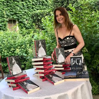 La scrittrice Enrica Roddolo e, sotto, la giornalista con Manuela Vico e la copertina del libro