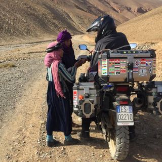 Franco Ballatore a colloquio con due giovani locali