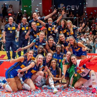 La festa del gruppo azzurro dopo la vittoria della medaglia d'oro al Pala Tatarella di Cerignola (credit CEV)
