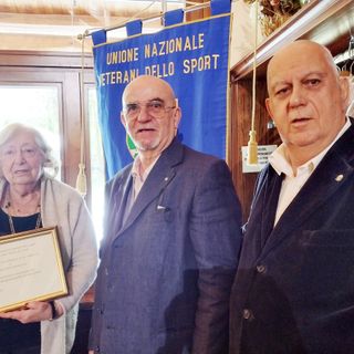 La consegna della targa alla Signora Emma Montevecchi