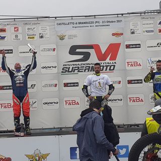 Mauro Cucchietti, primo a sinistra, sul podio lombardo