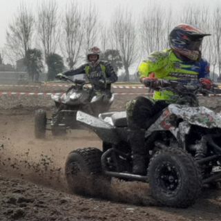 Primo piano di Daniel Dalmasso inseguito da un avversario