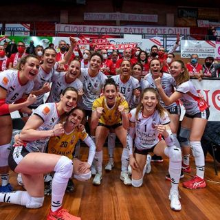 La festa delle gatte con i Crazy Cats biancorossi dopo la vittoria su Busto (credit Danilo Ninotto)