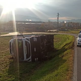 Mezzo pesante fuori strada sulla provinciale 661 a Cherasco
