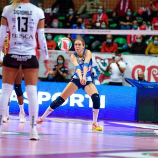 Lara Caravello impegnata in ricezione nel Derby delle bollicine del 14 novembre 2021 (credit Danilo Ninotto)