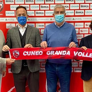 Da sinistra a destra il consigliere di Cuneo Granda Volley Gino Primasso, il presidente José Cartellone, il CEO Diego Borgna e il vicepresidente Dino Vercelli (credit ufficio stampa CGV)