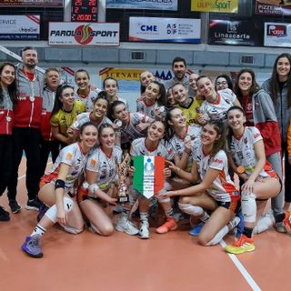 Le giocatrici biancorosse sono state premiate da Lucille Gicquel e Massimo Bellano (credit Danilo Ninotto)