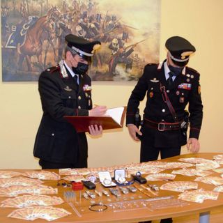 Aggrediti in casa con bastoni e pugni e poi derubati a Dronero. Scattano le manette per due presunti responsabili