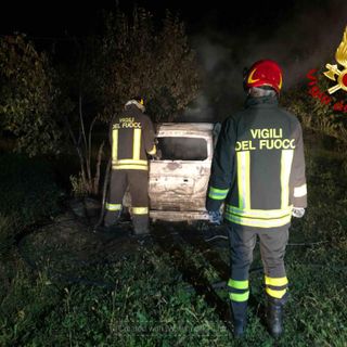 Auto a fuoco in un campo nel comune di Beinette, indagano i carabinieri
