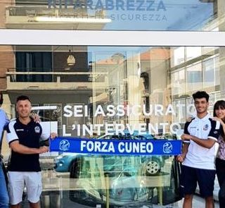 Foto presso Riparabrezza Srl Cuneo – da sx: Alessio Baudino socio Cuneo Volley e sponsor, Davide Bima socio del Club e resp. Marketing, Mattia Lilli, Elisabetta Scotto sponsor