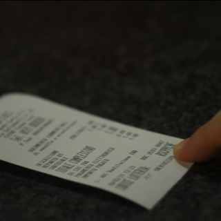 In pochi partecipano, diversi la contestano. Cuneesi ed esercenti divisi sulla lotteria degli scontrini [VIDEO]