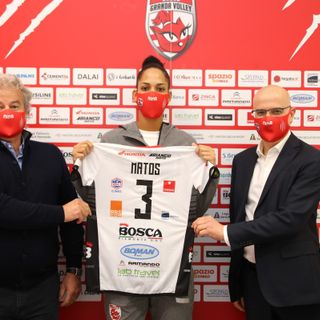 Massiel Matos in compagnia di Antonello Allocco, promotore, co-fondatore e CEO di OPEN Dot Com Spa, e Stefano Buraglio, Direttore Generale di Tutela Legale Spa (credit Ufficio Stampa Cuneo Granda Volley)