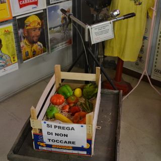 La bicicletta da trasporto di frutta e verdura datata 1947