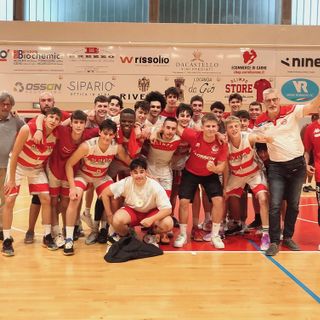 Basket: l'Olimpo Alba esulta per la la salvezza in D1, grande festa al PalaLanghe