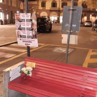 #europeanwomenlivesmatter: il cartello suprematista sulla panchina rossa di Fossano non è un gesto isolato