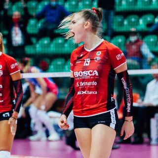 Tutta la carica di Adelina Ungureanu, alla seconda stagione con la maglia di Cuneo (credit Marco Collemacine x Creattiva Agency)