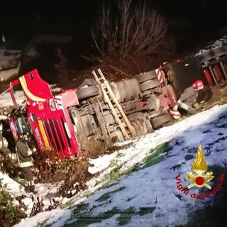 Auto articolato si ribalta a bordo strada sulla Sp 7 a Verduno Auto articolato si ribalta a bordo strada sulla Sp 7 a Verduno