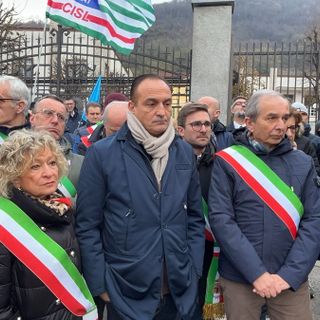 La consigliera regionale Marro, insieme al governatore Cirio e ai sindaci del territorio al presidio tenuto mercoledì scorso davanti all'azienda
