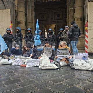 "La Regione fa acqua da tutte le parti": protesta degli ambientalisti davanti al Consiglio, esposte le foto delle alluvioni