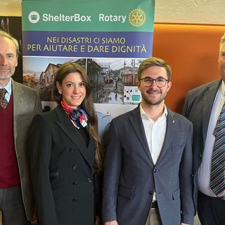 Da sinistra Natale Spineto (Governatore del Distretto 2032), Gaia Frunzio (Presidente del Rotary Club Alba), Alberto Gatto (Sindaco di Alba), Antonio Rossi (Rotary Club Genova Centro Storico e Shelterbox Italia)