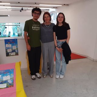 La presidente dell'associazione "Ho cura", Luciana Saglietti, insieme a due giovani