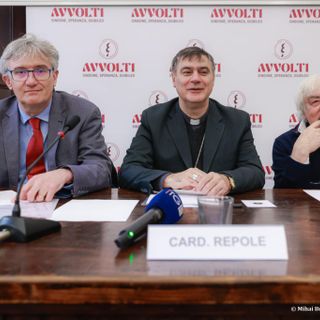 Un momento dalla presentazione di "Avvolti" col cardinale Repole (foto Mihai Bursuc - "La Voce e il Tempo") Un momento dalla presentazione di "Avvolti" col cardinale Repole (foto Mihai Bursuc - "La Voce e il Tempo")