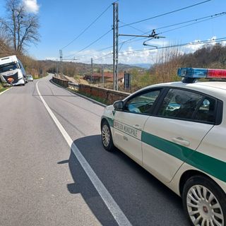 Bra, mezzo pesante finisce fuori strada lungo la provinciale 134