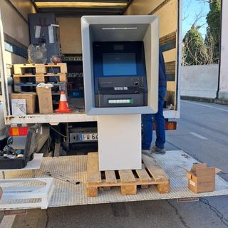 I lavori dell'allestimento dello sportello bancomat a Novello