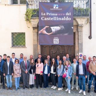 Il gruppo dei produttori davanti a Palazzo Re Rebaudengo a Guarene