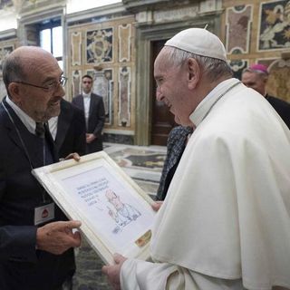 Nella foto Papa Francesco riceve dalle mani del dirigente e volontario trapiantato Aido Bruno Bottero un simpatico presente a firma di Danilo Paparelli, da sempre vicino alla causa associativa