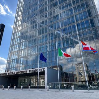Papa Francesco: bandiere a mezz'asta nel grattacielo della Regione Piemonte e nel palazzo del Consiglio regionale 