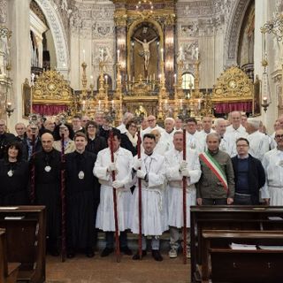 In foto la processione dei Battuti Bianchi