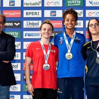 Nella finale A dei 50 Dorso Donne è la saviglianese Sara Curtis (CS Esercito/CS Roero; al centro) a portarsi a casa il metallo più prezioso con una prestazione da 27’’90 (Ph. Deep Blue Media)
