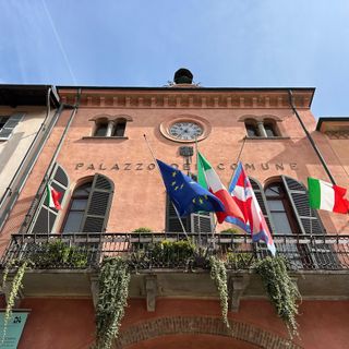 Alba: bandiere a mezz’asta per la scomparsa di Papa Francesco