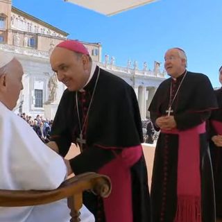 Monsignor Marco Brunetti saluta Papa Francesco (foto Diocesi di Alba)