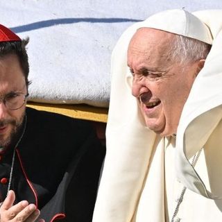 Il cardinale Giorgio Marengo con Bergoglio durante il viaggio del papa in Mongolia del settembre 2023 (foto Afp per Vatican News)