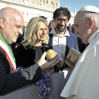 La consegna del Tartufo dell'Anno 2017 a Papa Francesco (foto Vatican News)