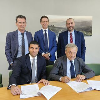 Nella foto Carmelo Romeo, direttore commerciale Retail della Direzione Regionale Piemonte Sud e Liguria di Intesa Sanpaolo, e il presidente dell’Aca Giuliano Viglione durante la firma dell’accordo. Con loro,Luigi Rizzo, specialista per l’innovazione di Intesa Sanpaolo, il direttore Aca Fabrizio Pace e Andrea Sanguineti, direttore Area Retail Cuneo Est di Intesa Sanpaolo