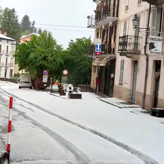 Frabosa appare innevata, imbiancata dalla grandine (dal gruppo Facebook "Sei di Frabosa se")