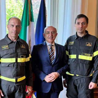 Nella foto il passaggio di consegne tra Abate e l’ingegner Ciro Bolognese, suo successore a Varese. Insieme a loro il prefetto di Varese Salvatore Rosario Pasquariello