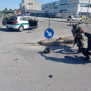 Scontro tra auto e moto in via Don Orione a Bra. Motociclista in ospedale