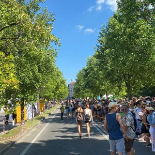 Corso Torino chiuso al traffico per consentire l'attesa agli ingressi