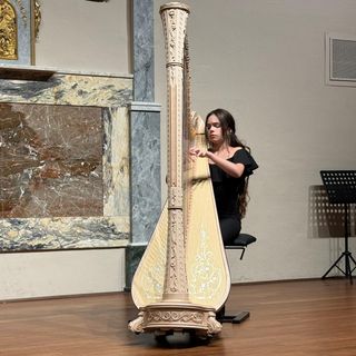 La giovane arpista turca Zeynep Duru Gulec: a lei è andato il primo premio nella Categoria B