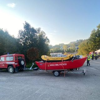 Da giovedì, nella zona dell’ex ristorante "La Cascata", ai piedi di Verduno,  è tornata a insediarsi l’Unità di Comando Locale dei Vigili del Fuoco (foto Enrico Pardi)
