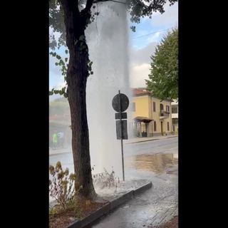 Garessio: salta tubazione, fiume d’acqua in corso Statuto [VIDEO]